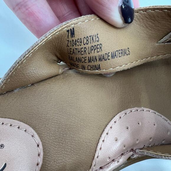 BOC Born Concept Brown Gold Women Strappy Sandal Shoes leather Flip Flops Sz 7 - Picture 5 of 5